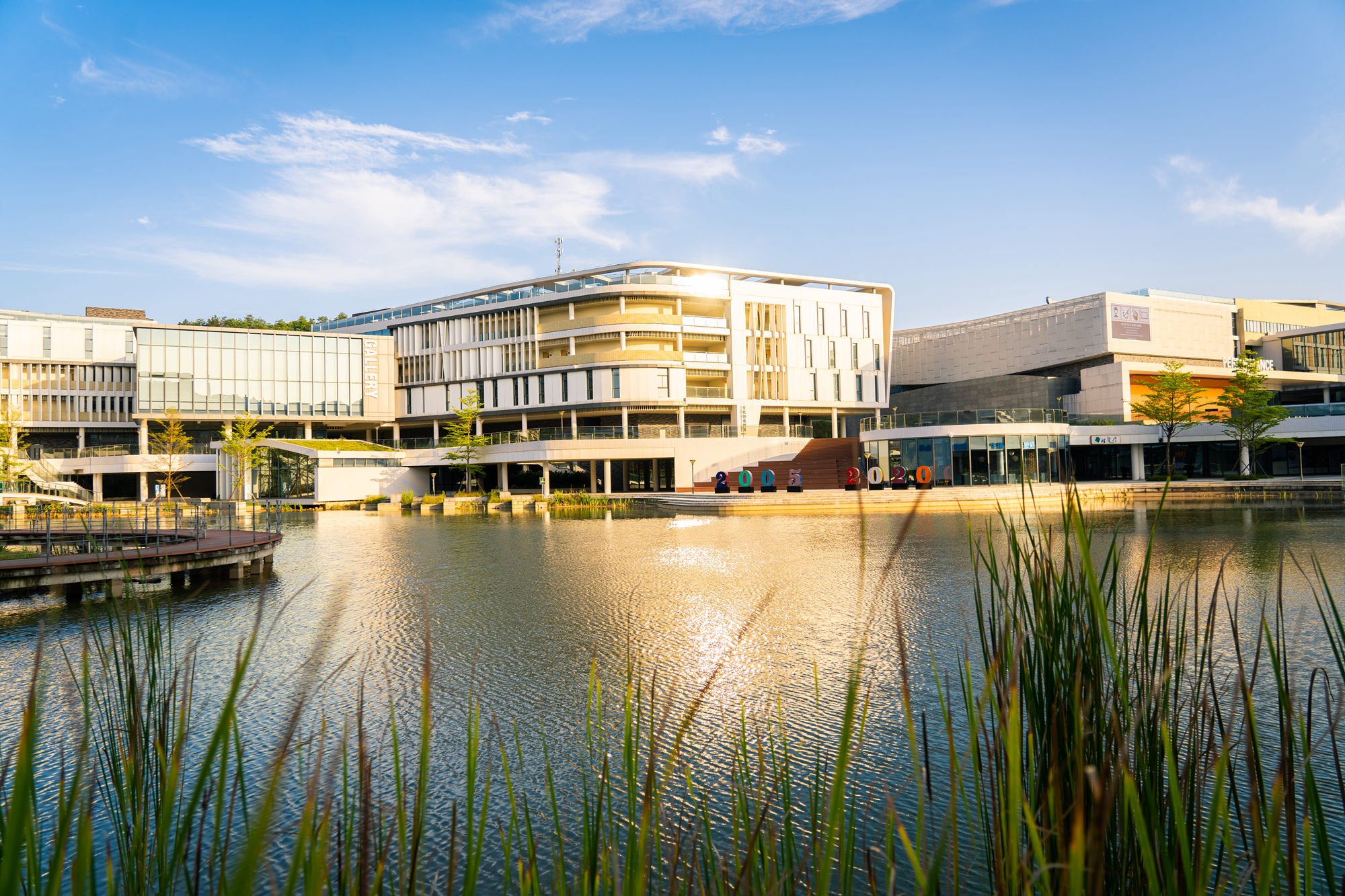  p>北京师范大学-香港浸会大学联合国际学院,简称"北师港浸大(uic)"