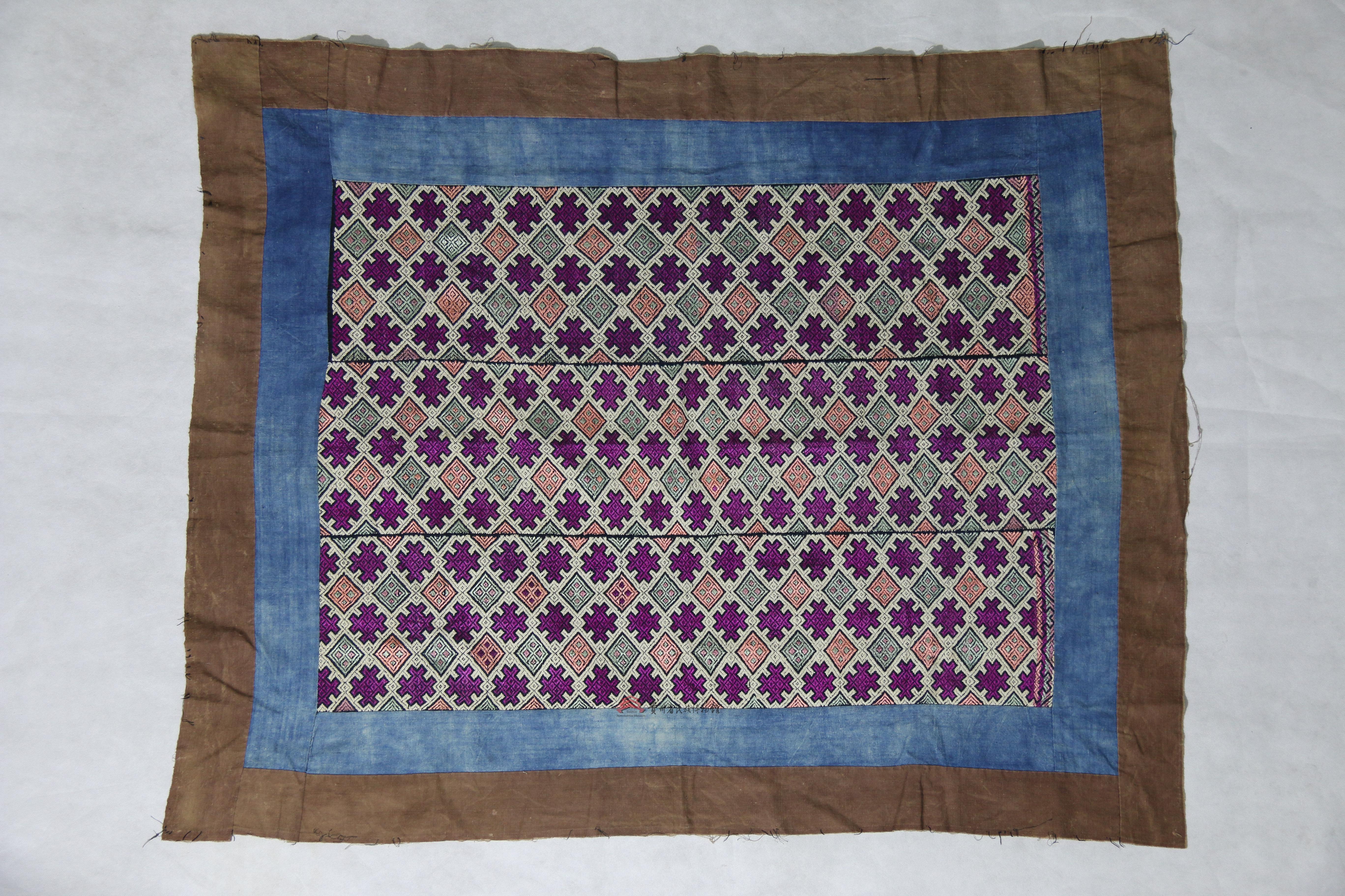 当代荔波布依族织锦几何纹被面