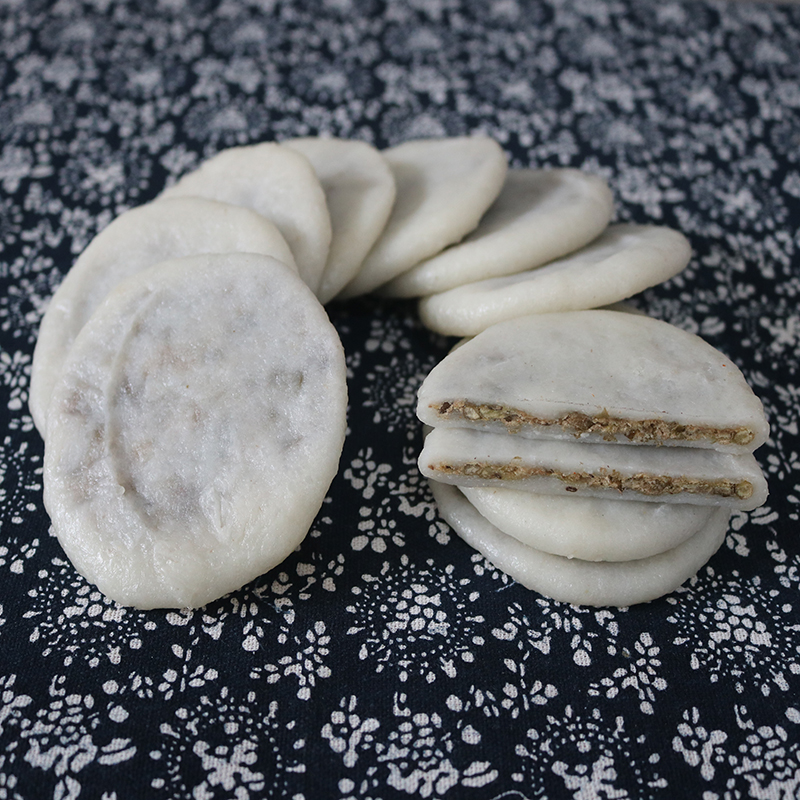  p>绿豆糍粑是湖北省孝感一带的传统特色风味小吃,由糯米和绿豆制作而