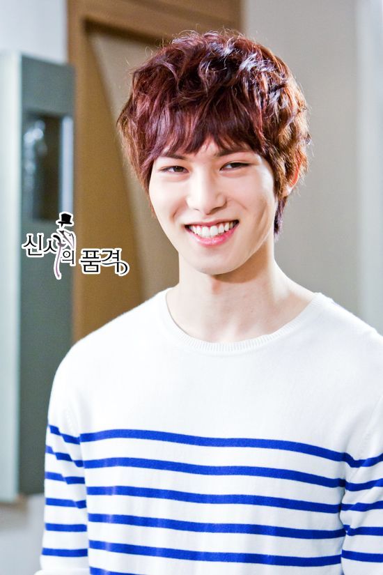  p>李宗泫,1990年5月15日出生于韩国釜山,歌手,音乐制作人,演员,原