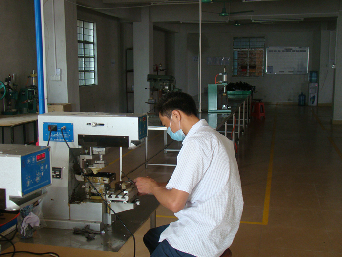  p>迅奇眼镜是广州迅奇眼镜加工厂注册商标,广州迅奇眼镜加工厂是专业