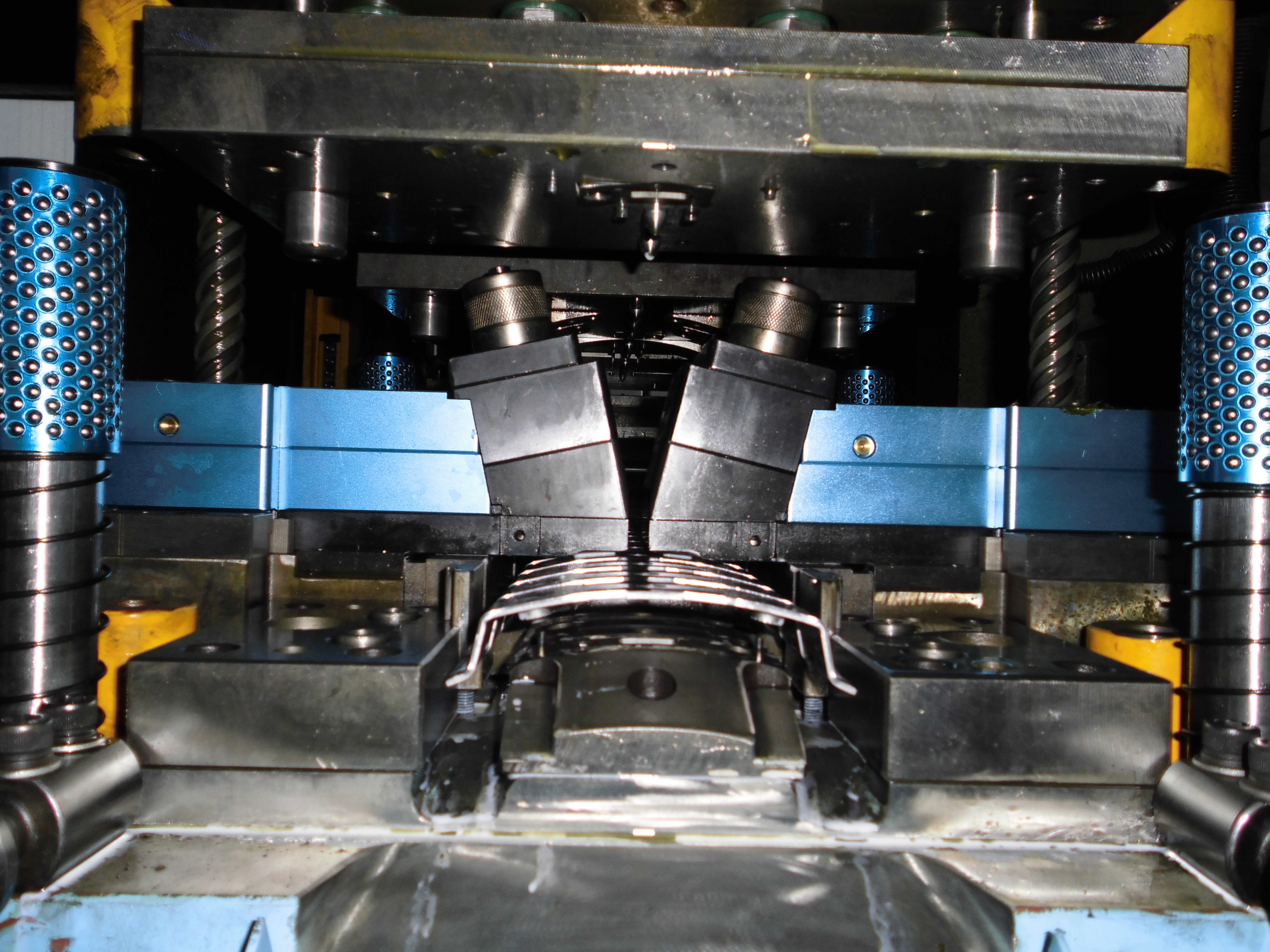  p>模内攻牙机又叫 a href="#" data-lemmaid="2230960">模内攻丝机 