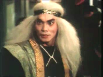 里的隐藏高手,领导者是日本特工渡边一郎,八忍之首是袁祥仁饰演的白发