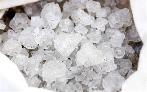  p>戎盐晶体通常为立方体,集合体成疏松或致密的晶粒状和块状,晶面特