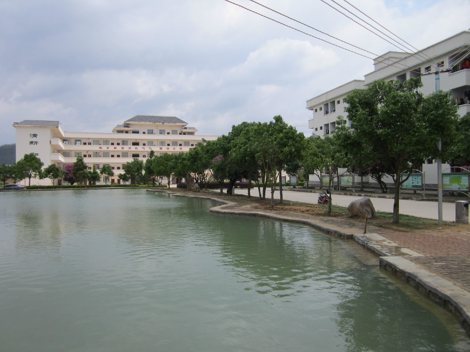  p>砚山县第一中学,又叫砚山一中,位于云南省文山壮族苗族自治州砚山