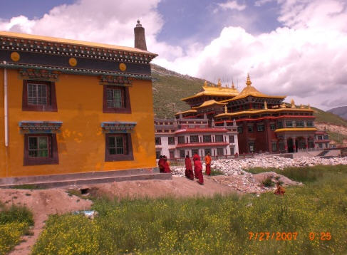 囊谦县 /a>城西约5公里处,海拔3600多公尺,巴麦寺是1215年由阿扎王钦