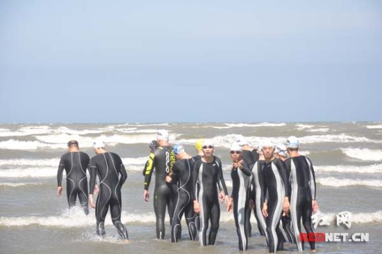 两岸健儿泳渡台湾海峡