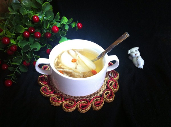  p>鱼腥草炖雪梨是一道由鱼腥草和雪梨为主要材料做成的菜品,属于汤.