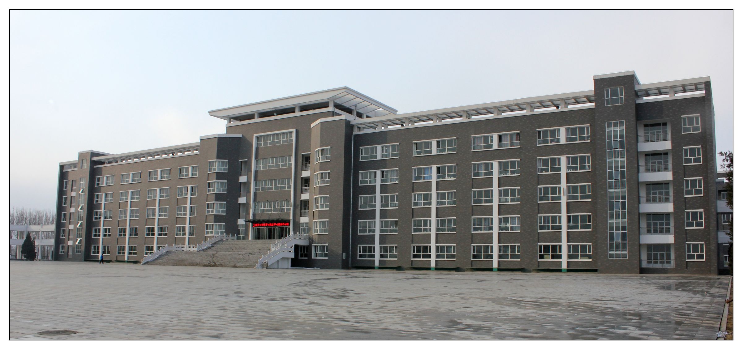  p>阳高一中始建于1952年,1985年被评为"山西省重点中学",2009年又被