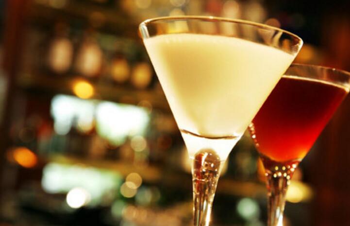 而是以原料琴酒,姜汁汽水等制作而成的一款口感辛辣的鸡尾