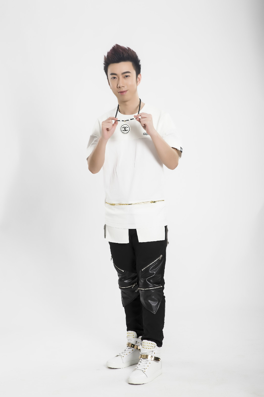  p>刘辰希,1988年4月23日出生于湖北武汉,是位全能音乐唱作才子.