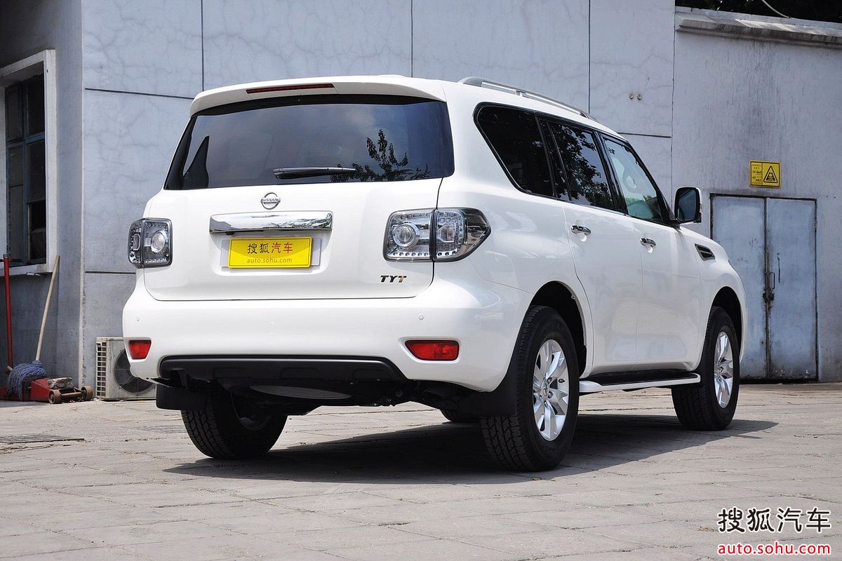 在保留硬派越野车风格的同时,引入诸多时尚流行元素以及科技元素.