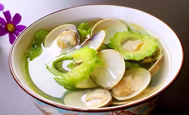  p>青蛤苦瓜汤是一道以蛤蜊及苦瓜为主要原料,煮制而成的家常汤,清淡