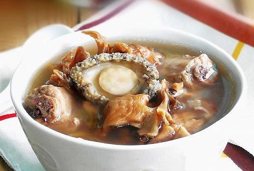  p>鲍鱼炖排骨是由鲍鱼,排骨配以火腿及各种调味料制的一道汤品.