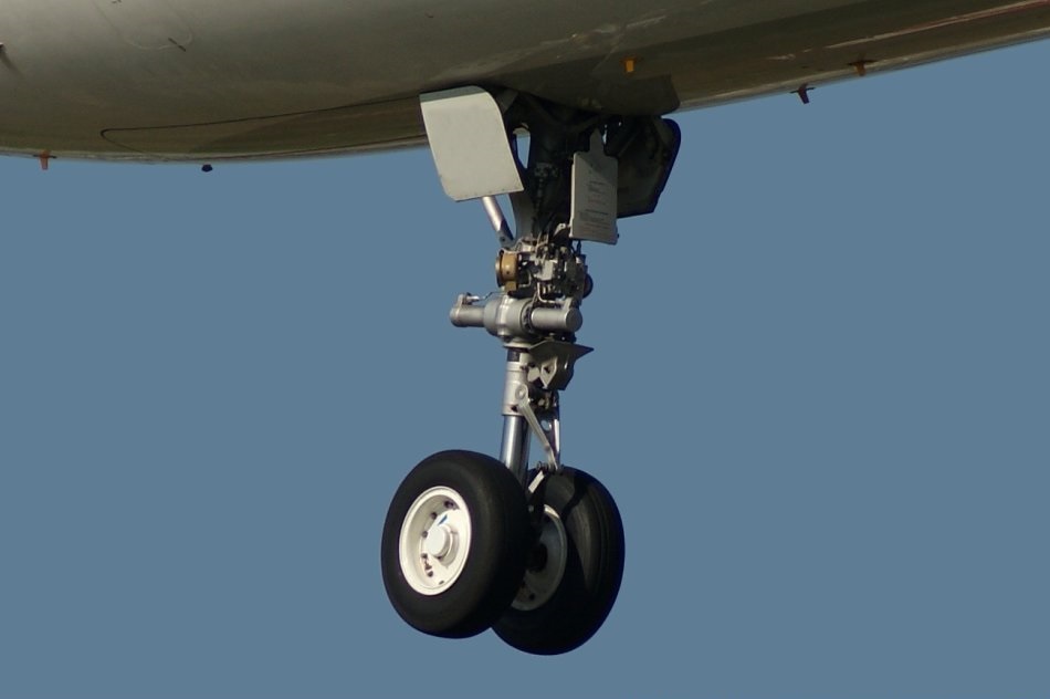  p data-id="gnbkthkilt">起落架是飞机下部用于起飞降落或地面(水面)