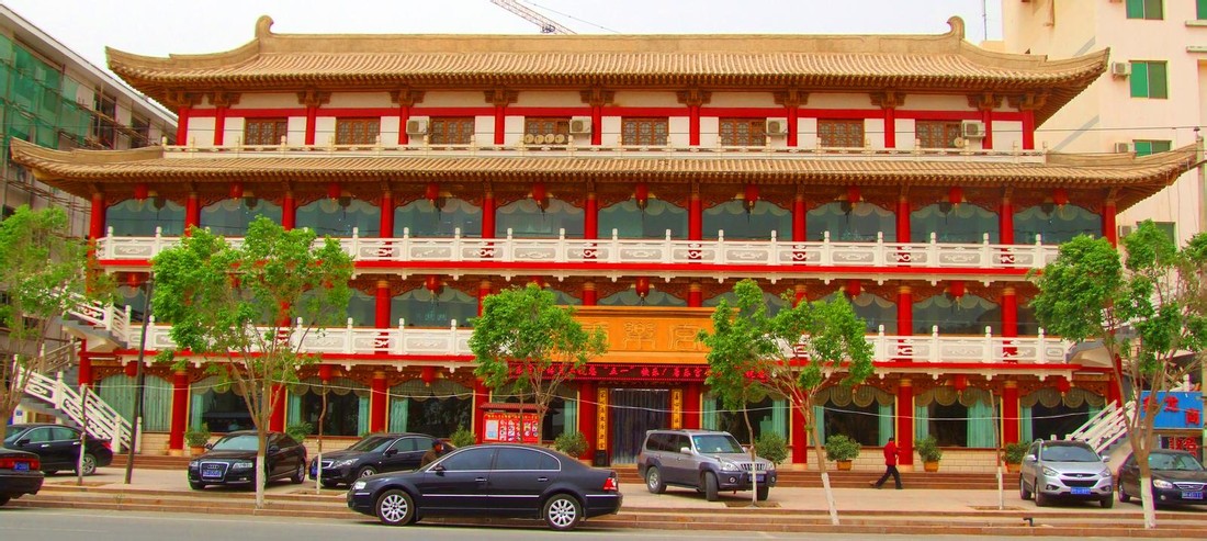  p data-id="gnb87ahc28">唐乐宫商务酒店拥有一支优秀的服务团队和