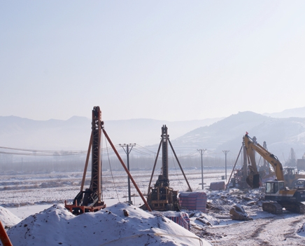 平均气温连续5天稳定低于5°c或低于0°c之下的施工过程称为冬季施工