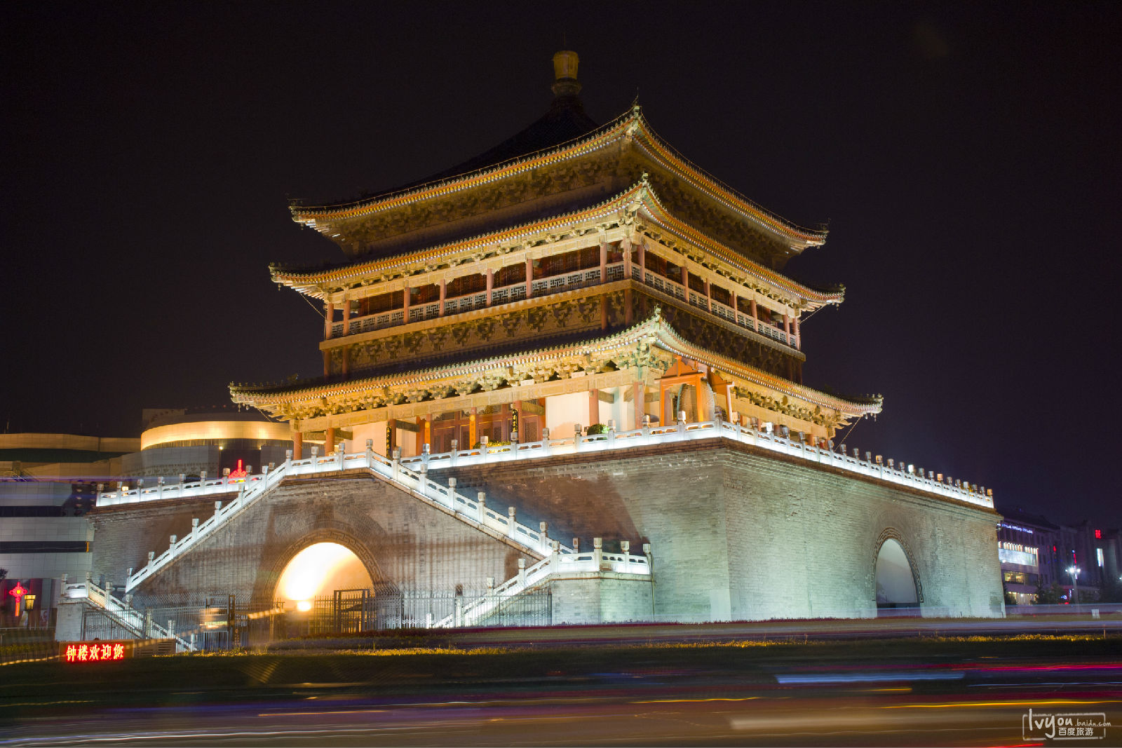 明城墙内东西南北四条大街的交汇处,是中国现存钟楼中形制最大,保存最