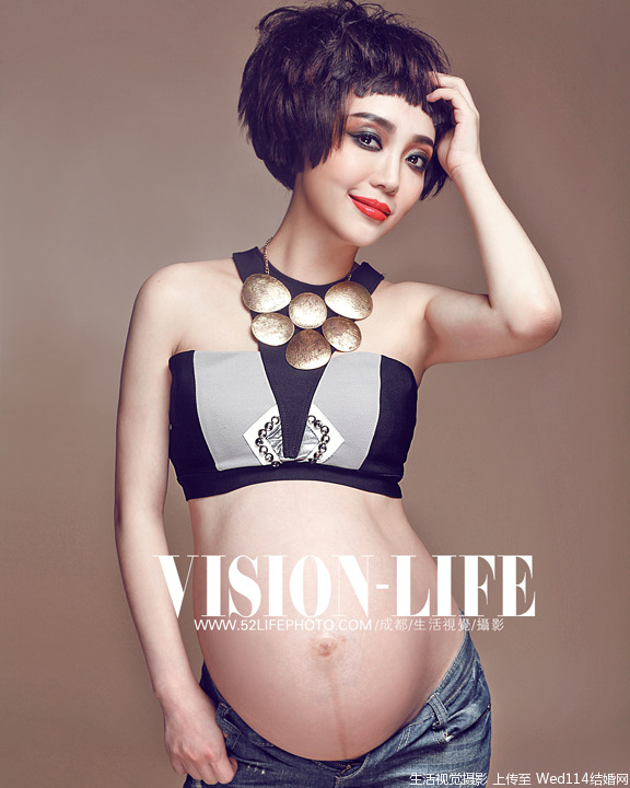  p>卡洛儿(王珺),中国歌手,神话家族创始人,主要以吟唱为主.