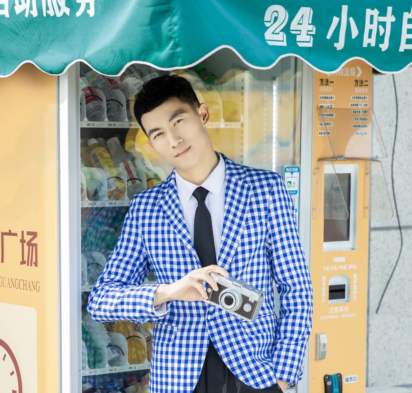 男,1997年4月3日出生于黑龙江省大庆市杜尔伯特县,华语流行男歌手 