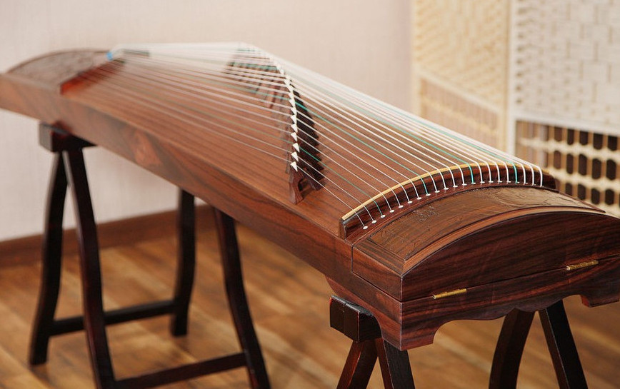  p>古筝又名汉筝,秦筝,瑶筝,鸾筝,是中国汉民族传统乐器中的筝乐器