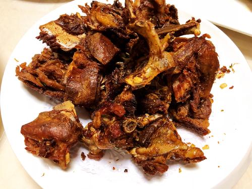  p>香酥椒盐鸭架是一道菜品,主料是烤鸭的鸭架,辅料是油,花椒,白胡椒