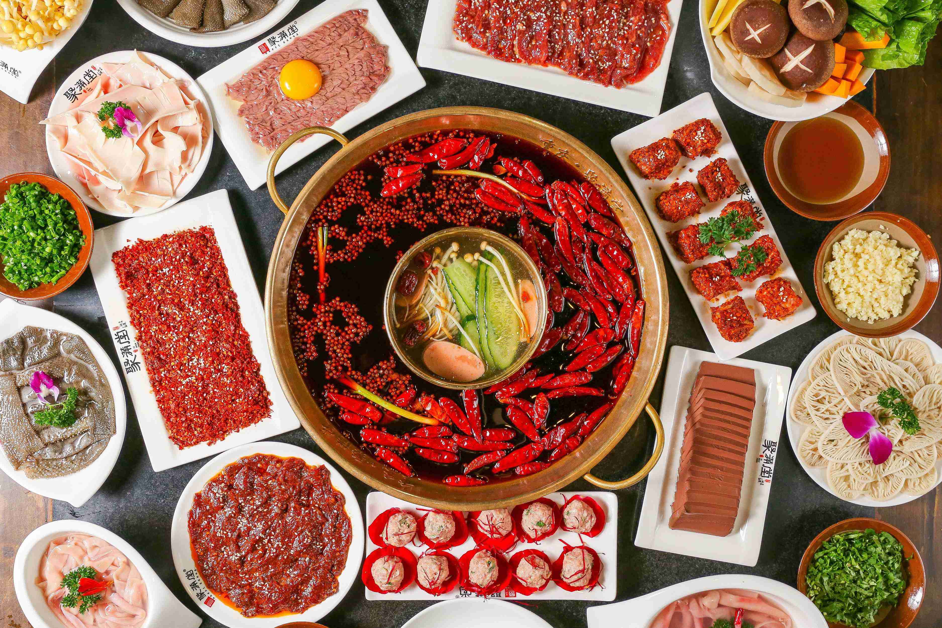  p>火锅,古称"古董羹",因食物投入沸水时发出的"咕咚"声而得名,是 a