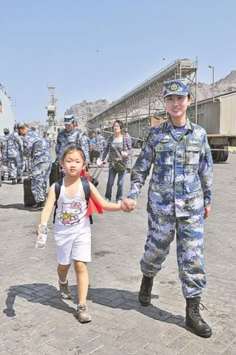 2015年也门撤侨：海军舰炮对准海岸，叛军保持克制，细节令人振奋_百科TA说