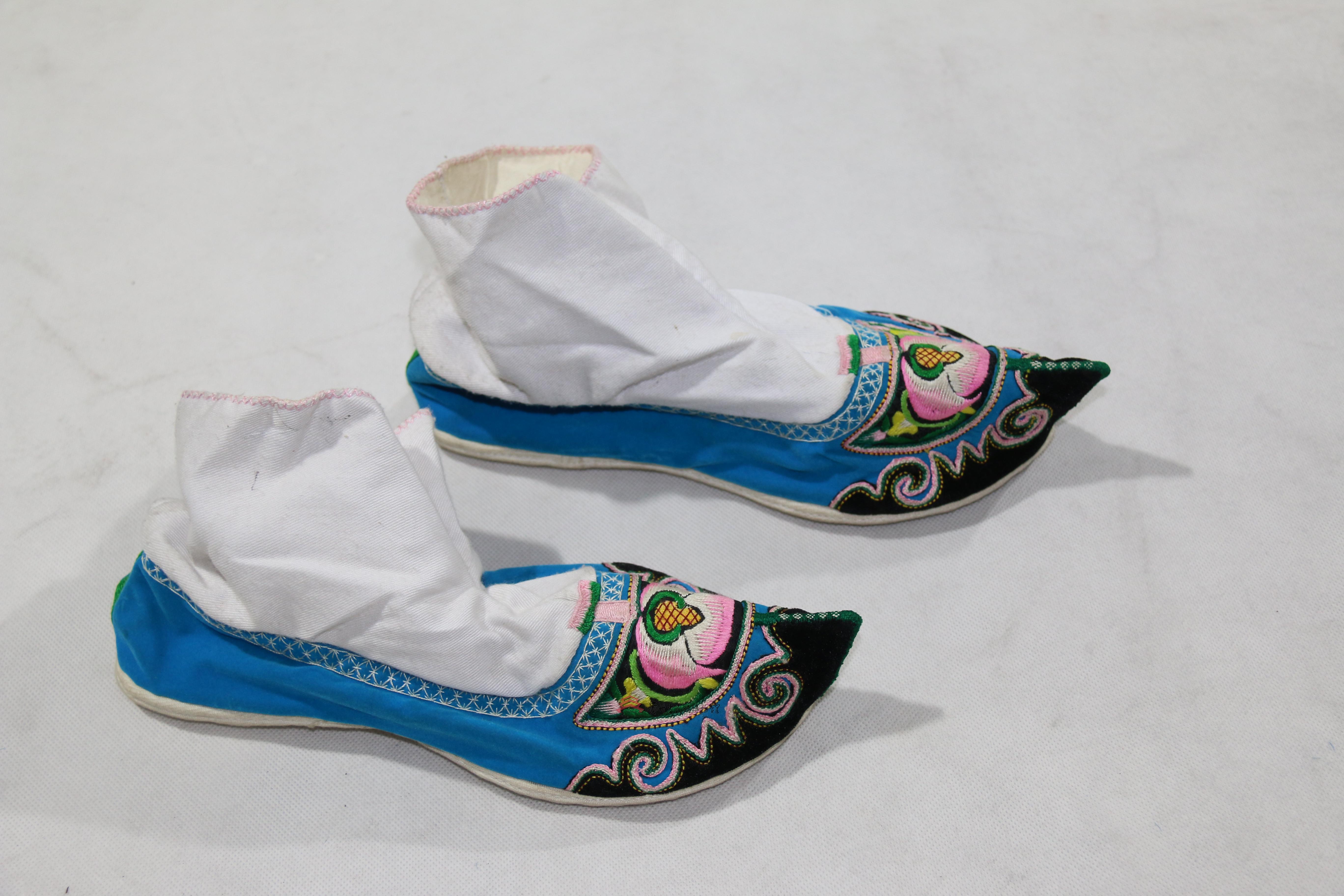 当代安顺屯堡汉族蓝底平绣花卉纹布鞋
