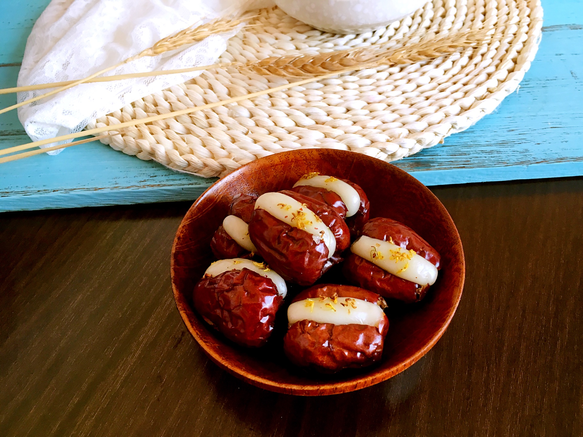  p>艾香糯米枣是一个主料为红枣,艾青等的点心. /p>