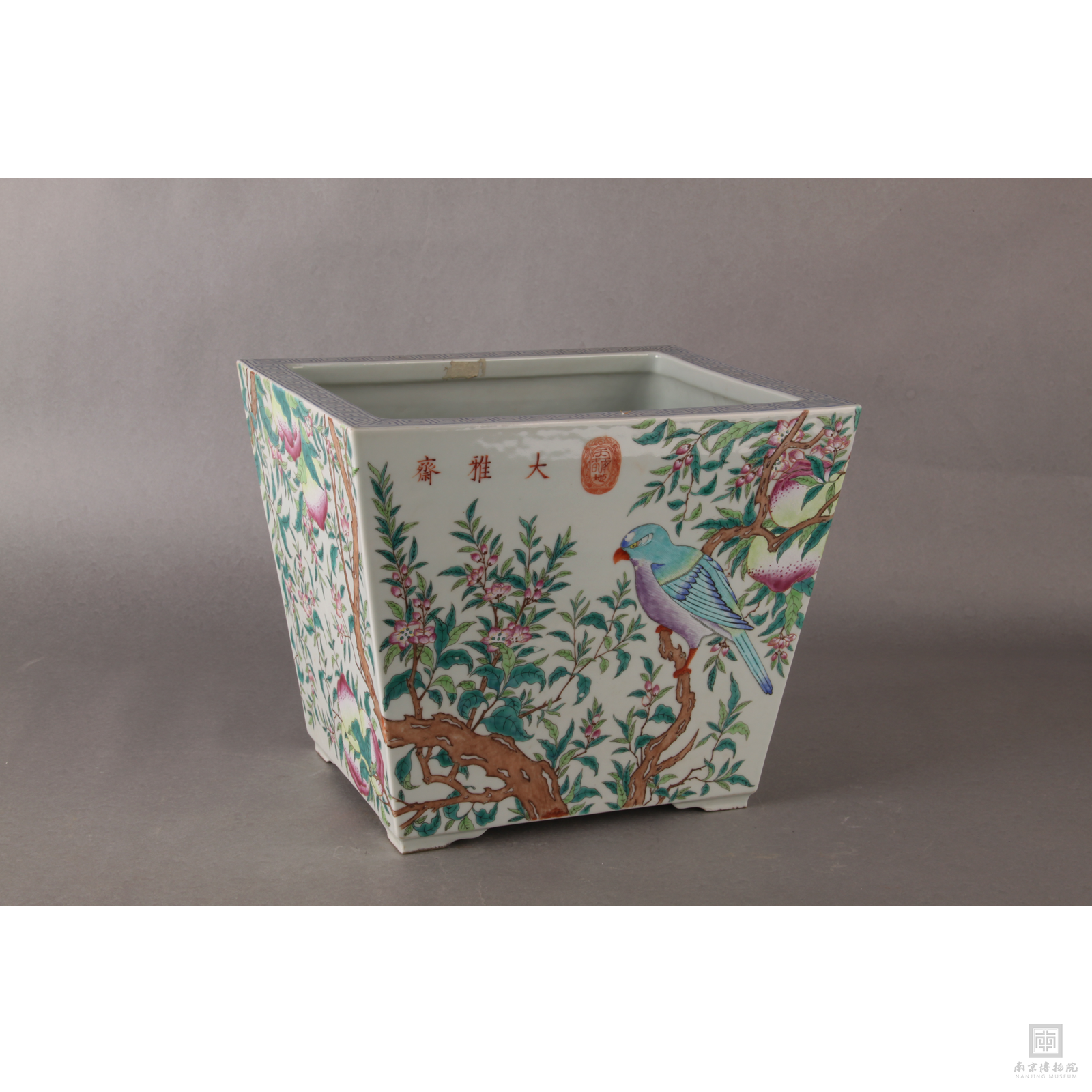 "大雅斋"粉彩寿桃鹦鹉纹长方花盆