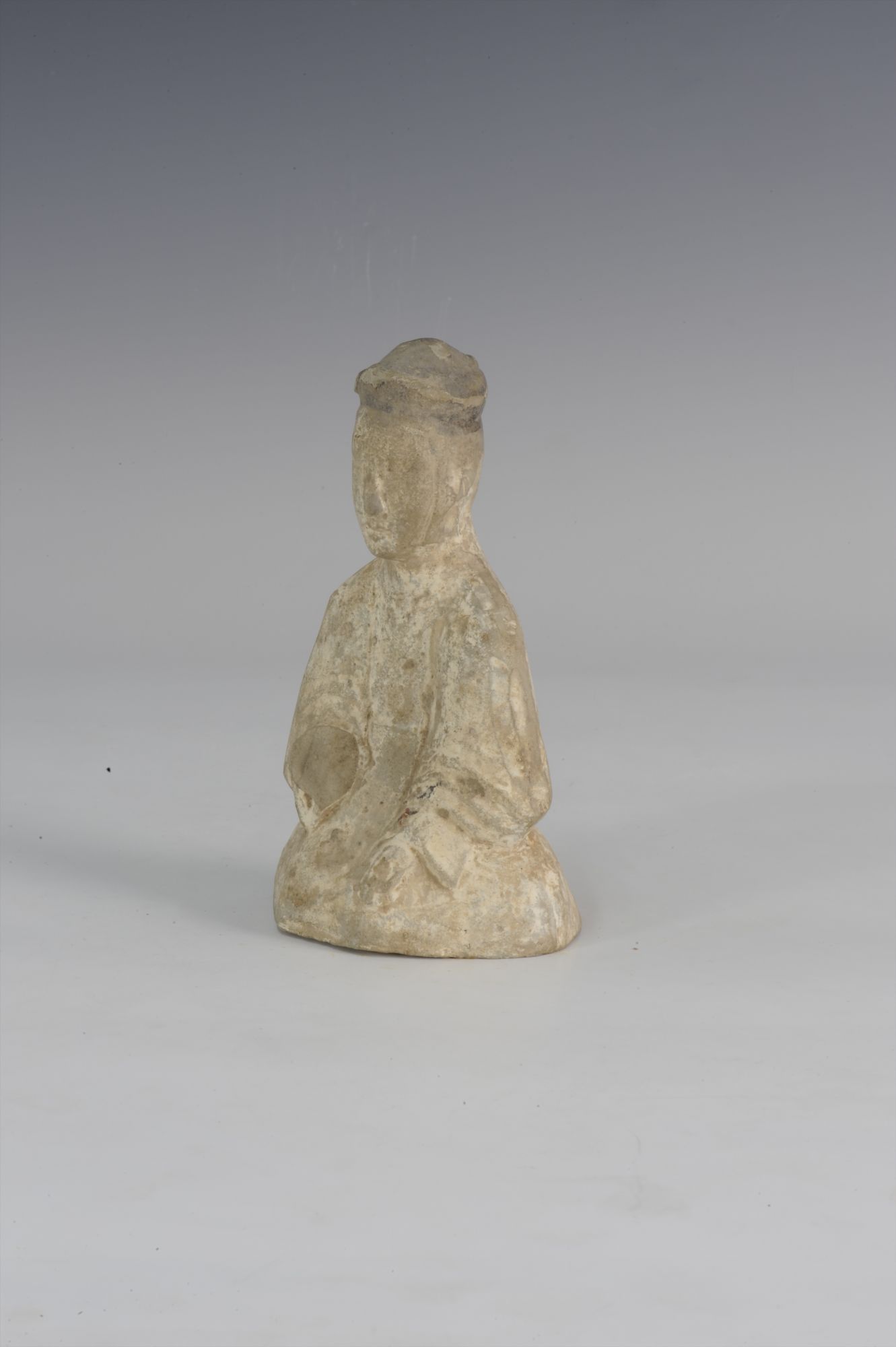 汉代灰陶人物坐俑