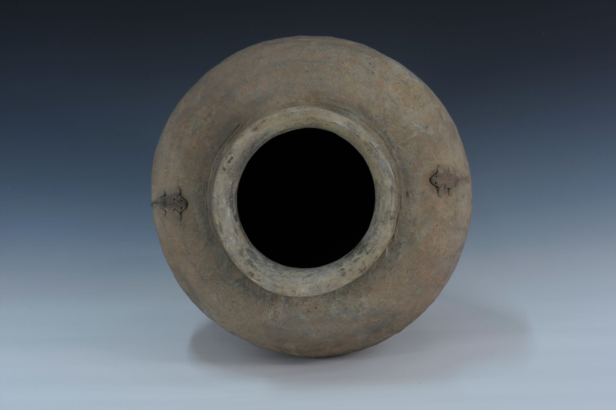  p>战国菱形席纹硬陶贴蛙耳罐是一件周朝陶器,收藏于海南省博物馆.