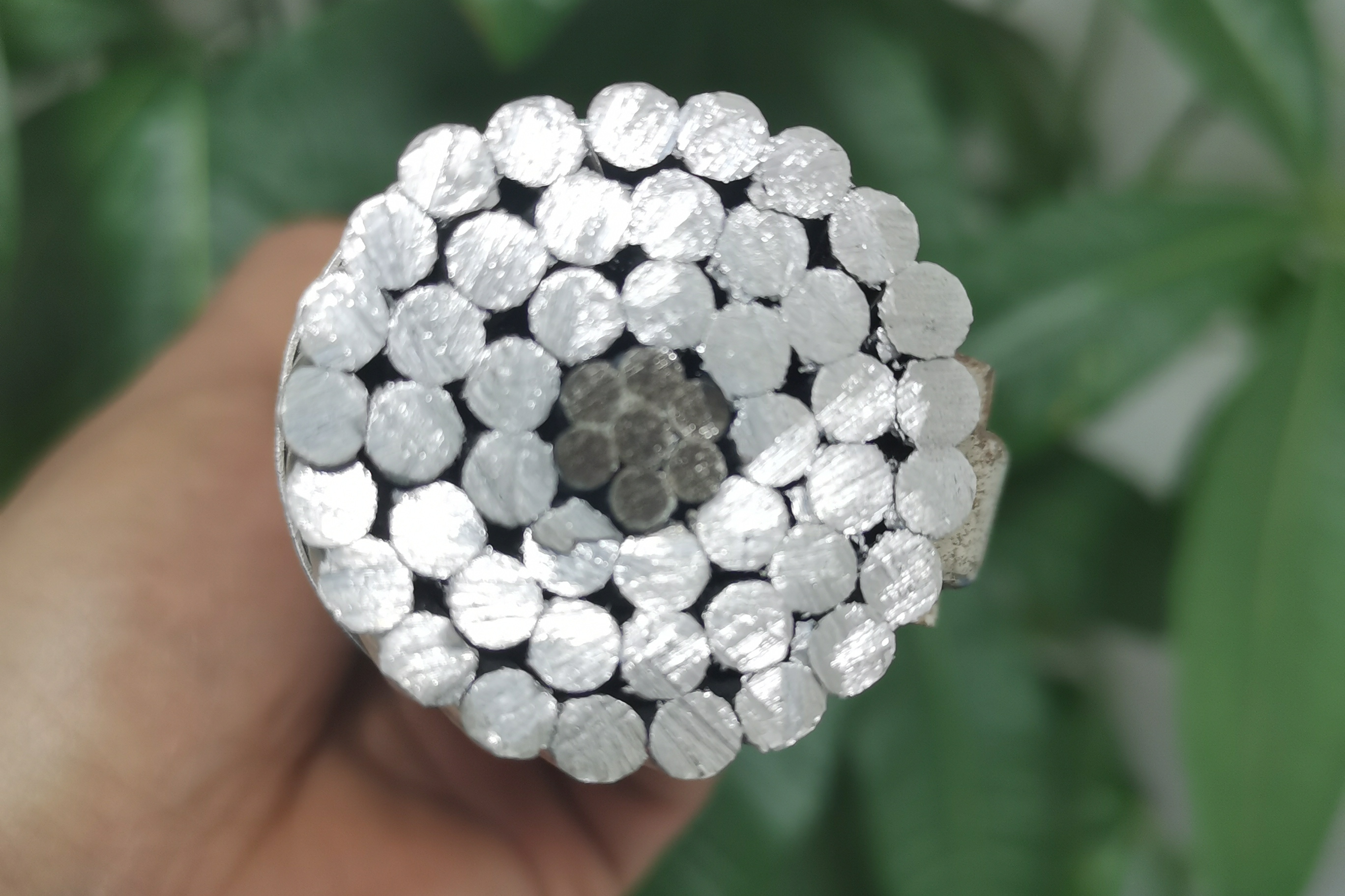  p>铝绞线属于裸导线.