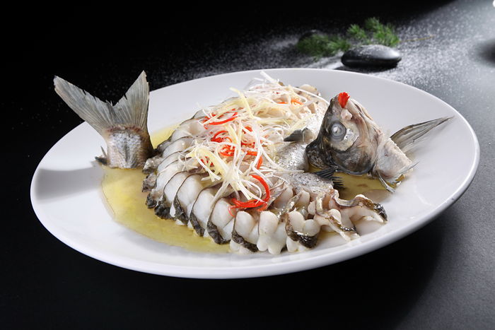  p>清蒸武昌鱼(英文名:steamed wuchang fish),是 a href="#" data