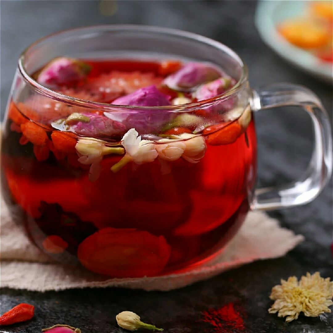  p>美白秘笈:喝花草茶来净白肌肤,多喝花草茶也可以让肌肤水嫩嫩的