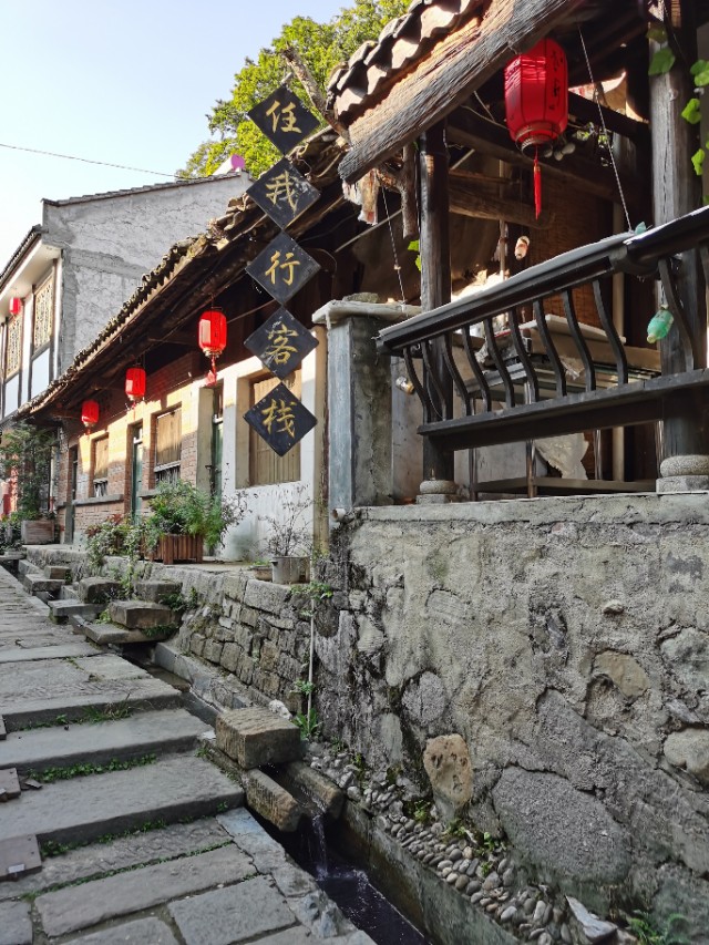 4636977">留坝县 /a>县城北边,全长约五六百米,最宽七八米,街道两边住