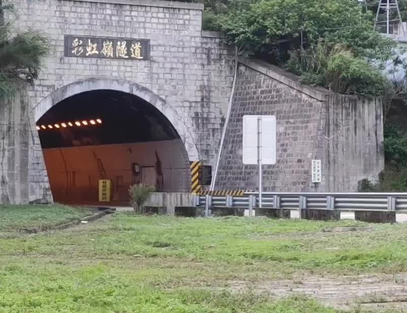  p>彩虹岭隧道位于广东省江门市鹤山市内,全长为5.