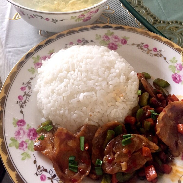 杂蔬腊肠盖浇饭