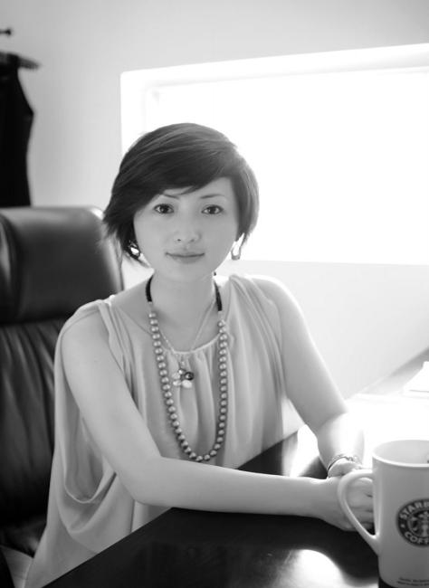  p>女播音员,现主持节目《1069直播无锡》. /p>