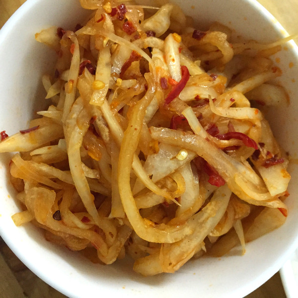  p>凉拌白萝卜是一道菜品,主料是白萝卜,配料是香菜,红椒等,调料为