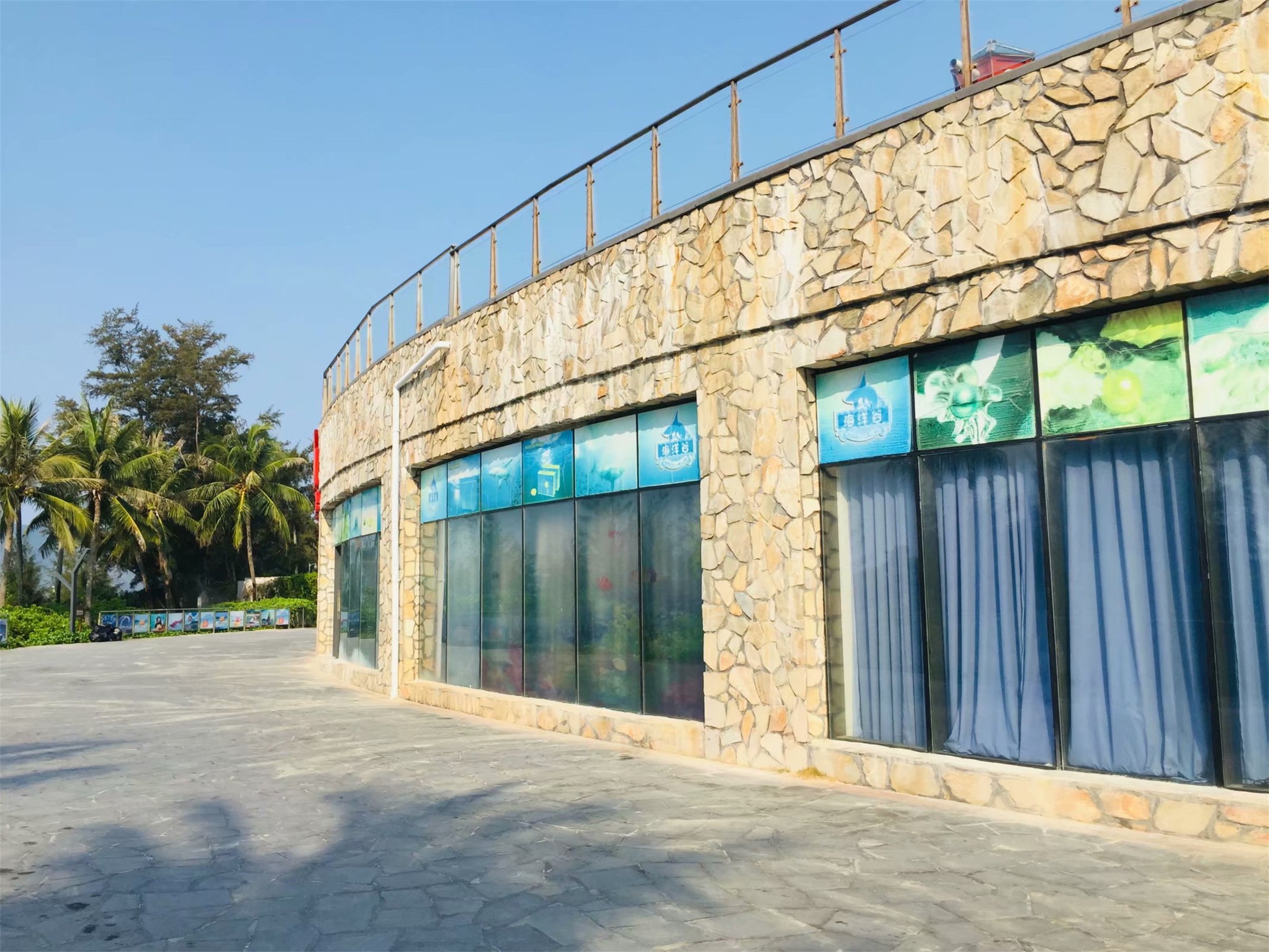  p>亚龙湾中心广场,位于海南省 a target="_blank" href="/item/三亚