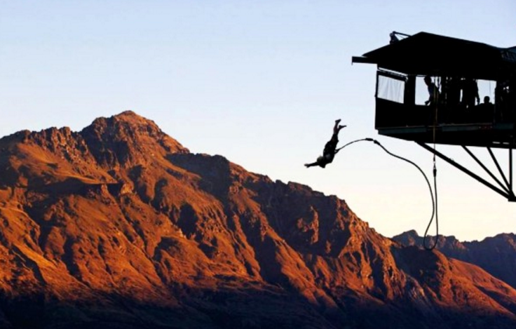  p>蹦极( b> i>bungee jumping /i> /b>),也叫机索跳,白话叫 a target