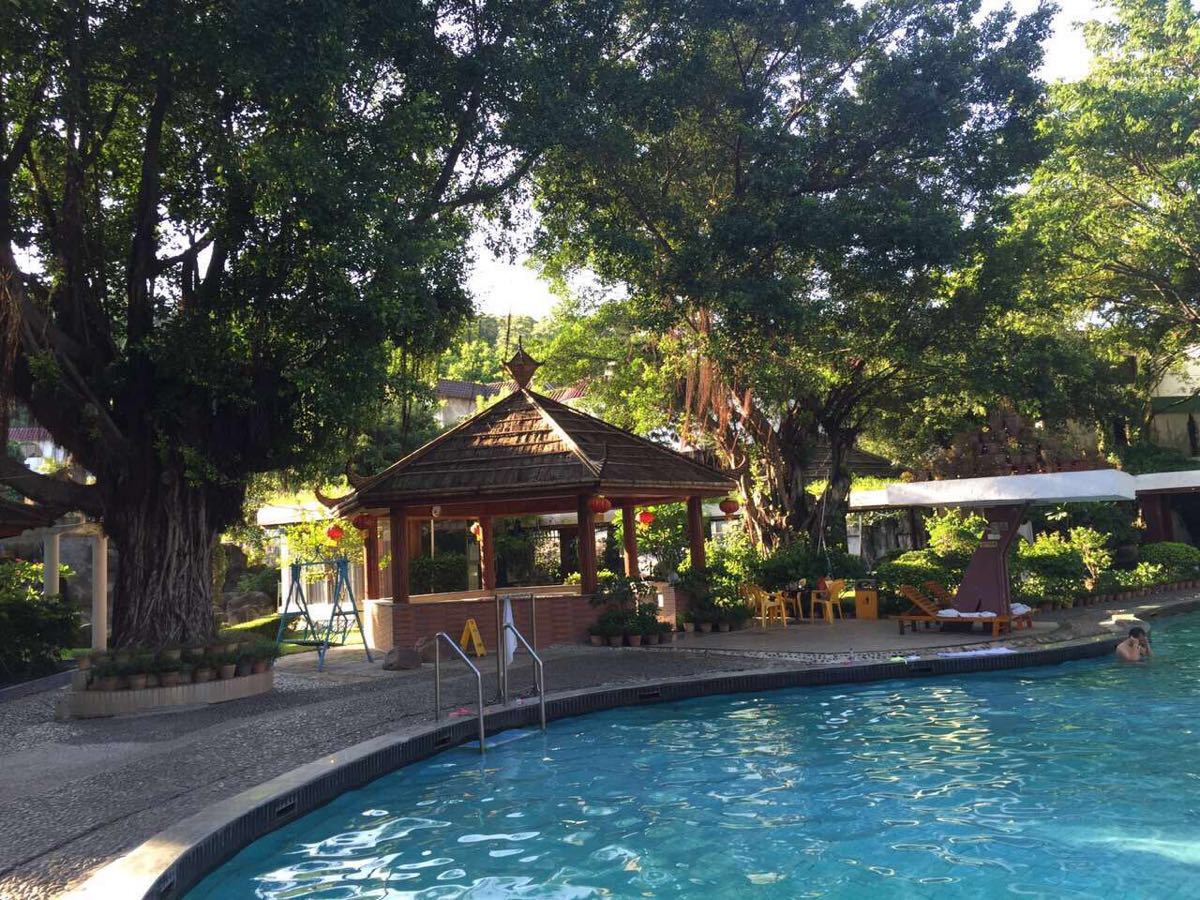 data-lemmaid="6961133">公明镇 /a>,右邻宝安区石岩镇,依山