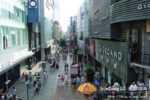  p>江汉路步行街是中国最长的步行街,有"天下第一步行街"的美誉,位于