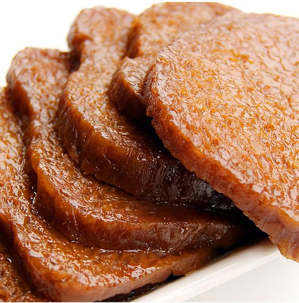 加入白糖,再把浸泡的糯米放入浆中均匀搅拌,滚成一团一团,包在粽粑叶