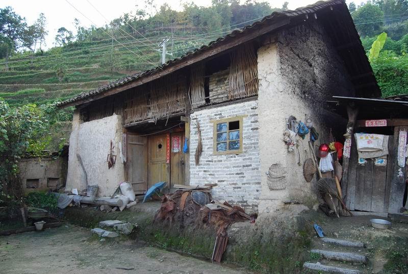  p>安乐村处在市区和新区之间.北依洛河,南望伊阙,紧靠洛阳桥南端.