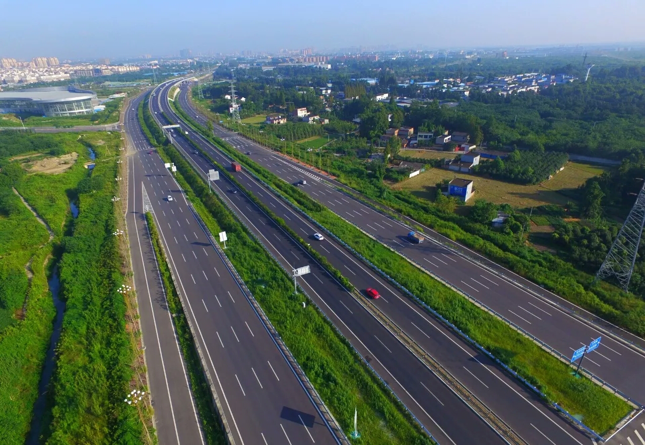  p>成彭高速公路于2004年10月1日建成通车,全长19公里,双向四车道,起