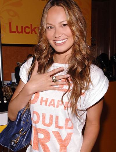  p data-id="gnywfxit5k">穆恩·布拉得古德(英文名:moon bloodgood)