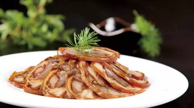  p>卷肘花是一道美食,主要制作材料有猪肘,调料有酱油,花椒,料酒等.